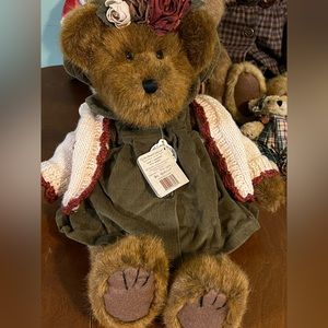 Boyds bear.  TJ’s Best Dressed Collection.  16 inch.  Olive T Leafowitz.